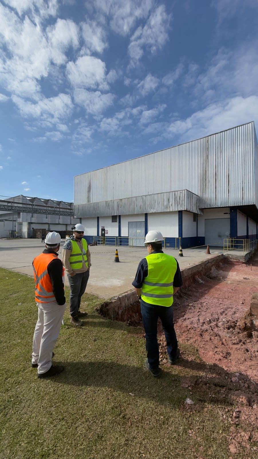 Galpão industrial em estrutura metálica com equipe da EMR em vistoria