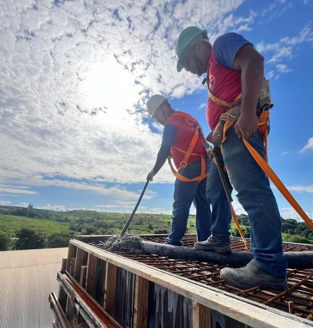 Equipe da EMR trabalhando em altura com cinto de segurança