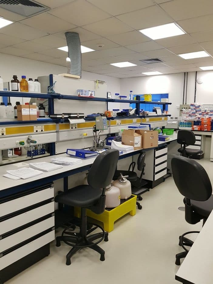 Laboratório com bancadas e utilidades instaladas pela EMR
