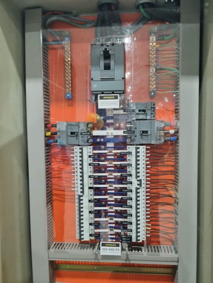 Quadro de distribuição elétrica montado pela EMR