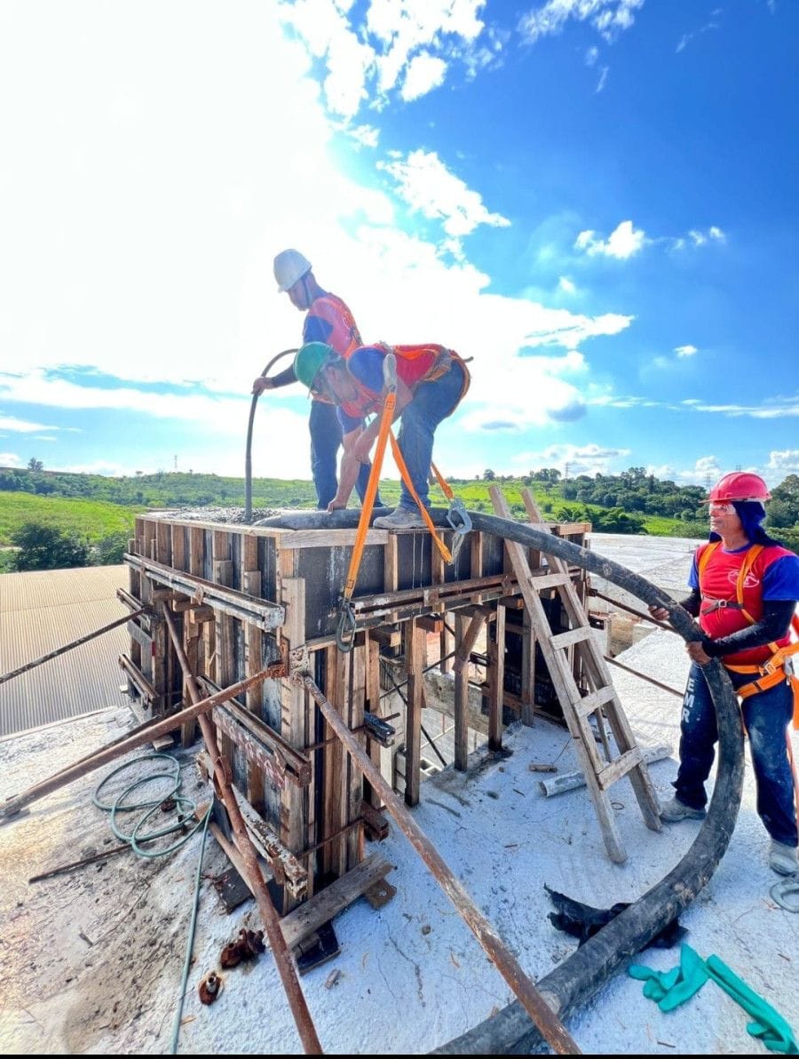 Equipe da EMR em concretagem de uma base