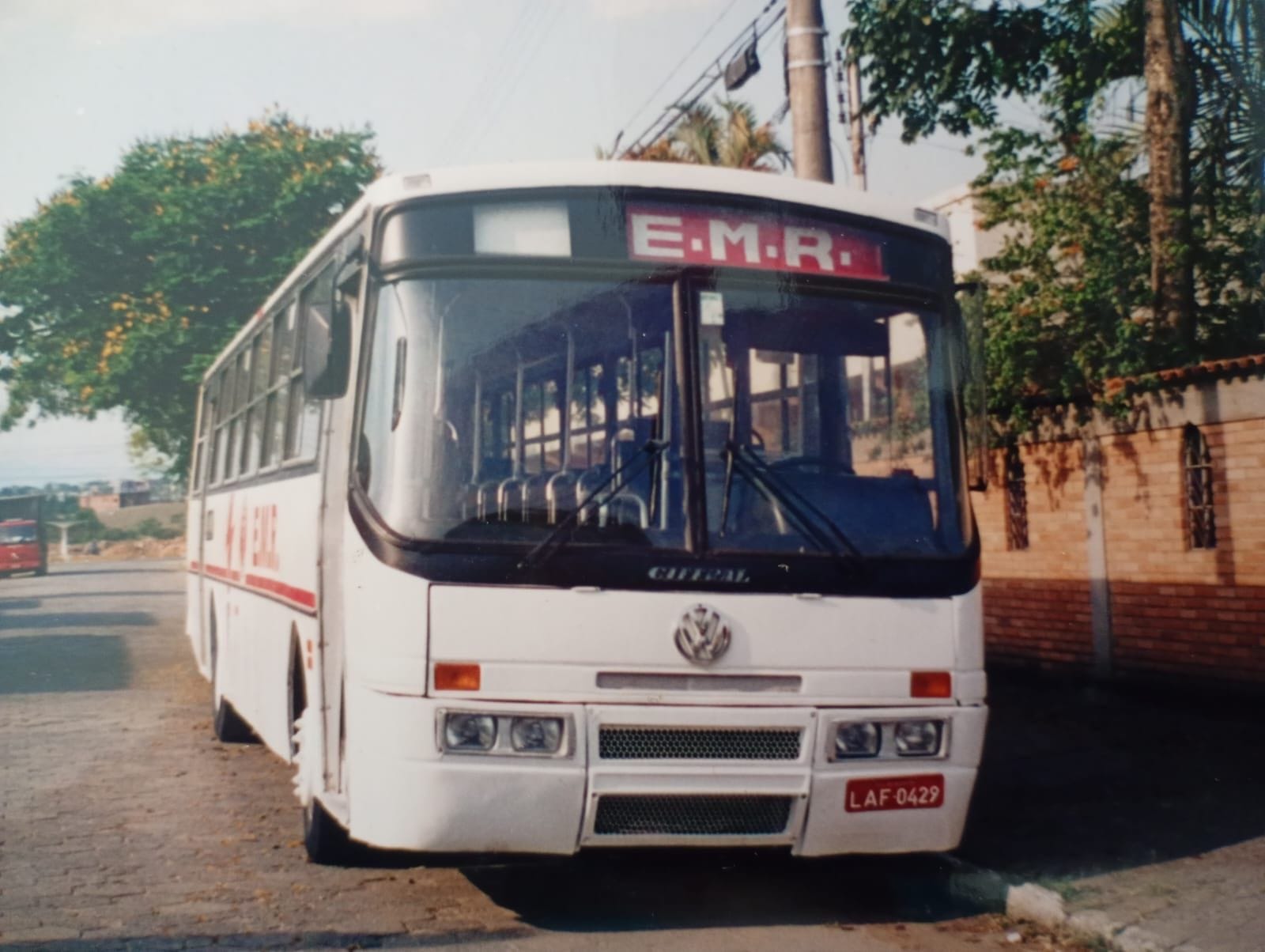 Ônibus com o nome EMR usado no transporte da equipe