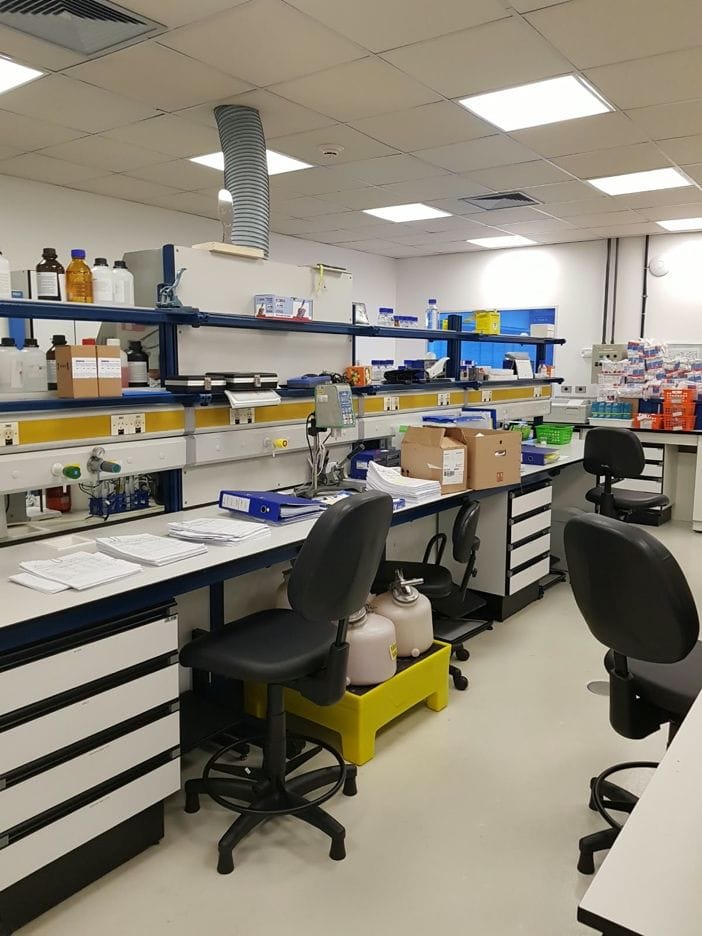 Laboratório com bancadas e utilidades instaladas