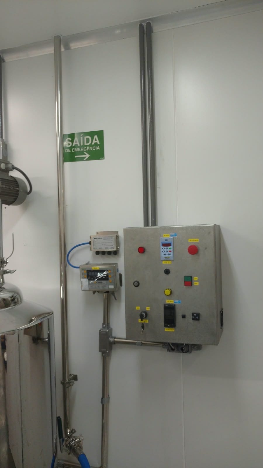 Painel de comando em inox em área limpa