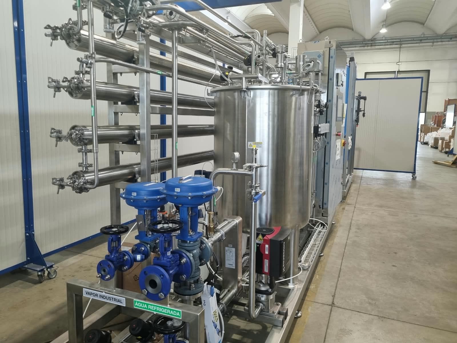 Skid de processo em aço inox com válvulas e tubulações instalado pela EMR