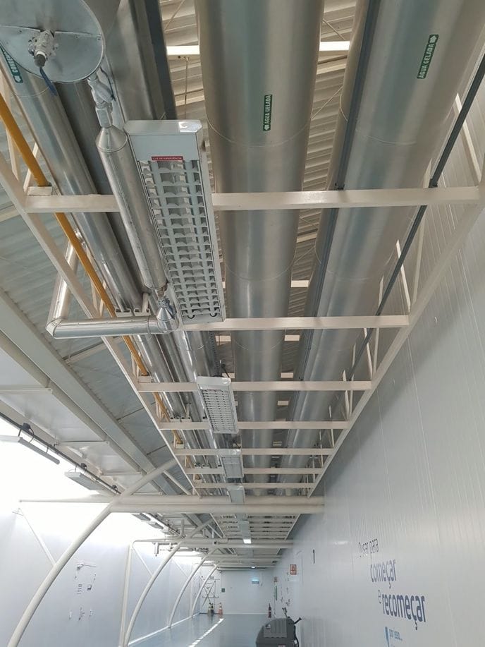 Corredor técnico com tubulações e leitos de cabos